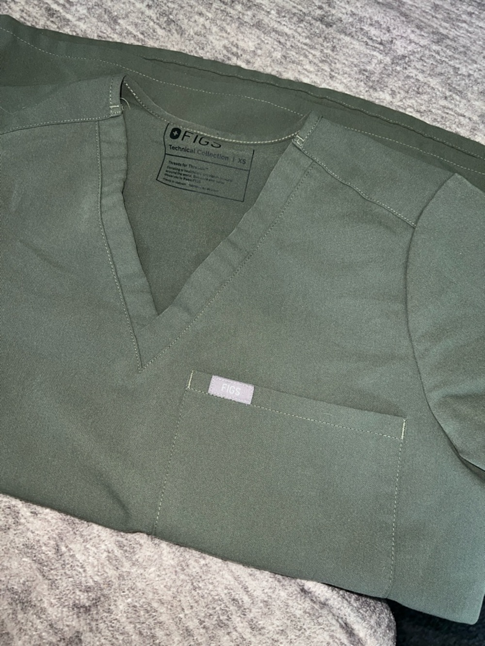 FIGS High-Waisted Zamora Jogger/One Pocket Scrub Top - Picture 9 of 11